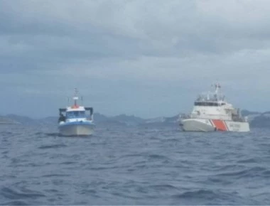 Τουρκική προκλητικότητα: Ψαρεύουν εντός ελληνικών χωρικών υδάτων υπό την προστασία της Τουρκικής ακτοφυλακής (βίντεο)